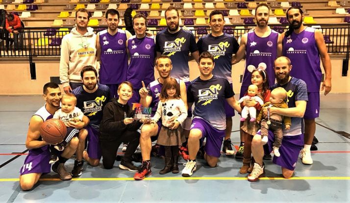 El equipo ganador tras la final. /DPB