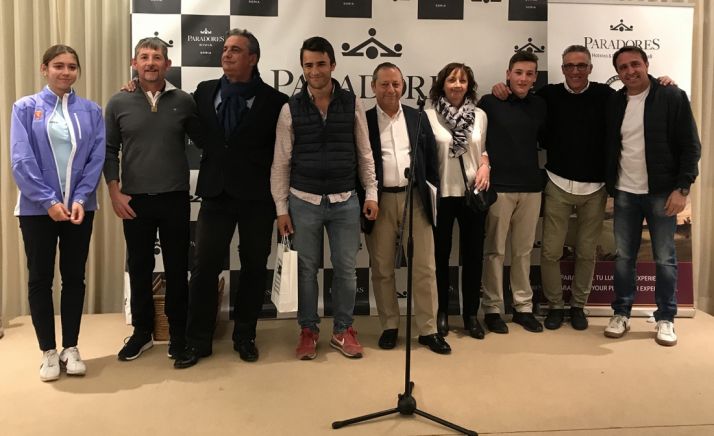 Los golfistas ganadores, en una imagen de familia. 
