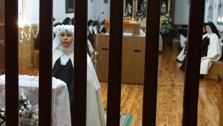 La hermana, a la izquierda, durante la ceremonia. /DOS
