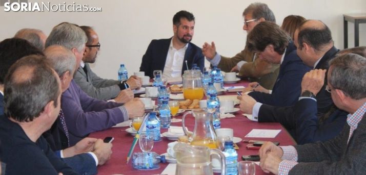 Tudanca promete más medidas y más financiación y menos fotos contra la despoblación