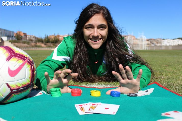 Alba Maldonado tumbada boca arriba en el césped del Anexo de Los Pajaritos, SN