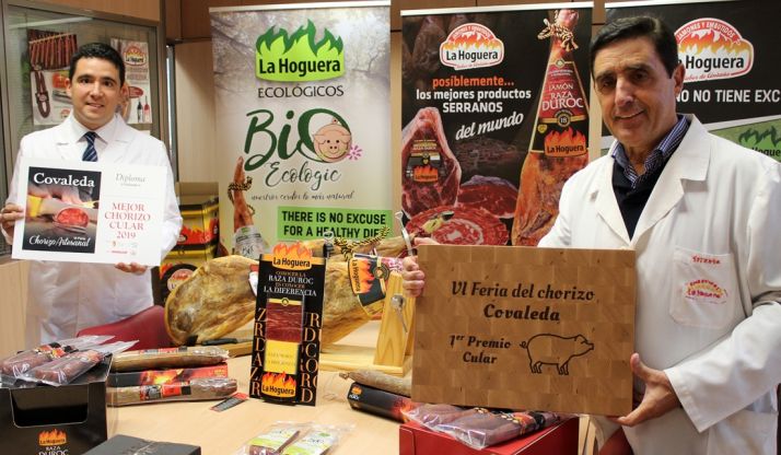 Teo Martínez (izda.) y Carlos Martínez, con las acreditaciones del premio. /ELH