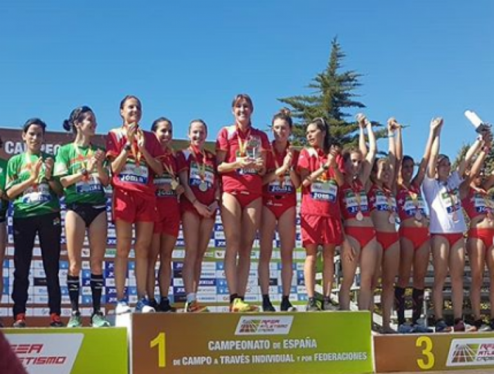 Navascués en el podium junto a sus compañeras de equipo. /IG
