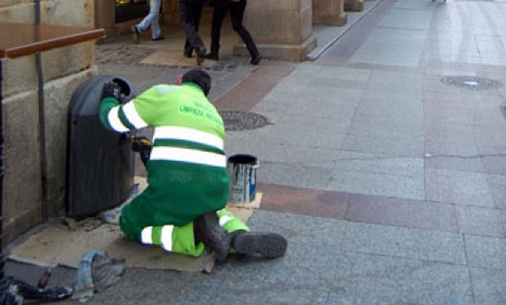 Un emplado municipal en las labores de reparación de una papelera en una imagen de archivo. 