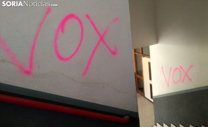 Imagen de las pintadas en las escaleras del edificio. /SN