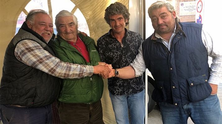 Sanz, (2º dcha.) con la familia de ganaderos que ahora le apoderan.