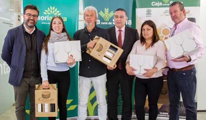 Ganadores de los sorteos de la Ruta junto con los orgaizadores. /CRS