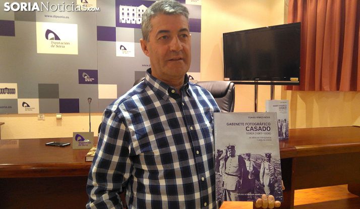 El autor, con su obra este miércoles en la Diputación. /SN