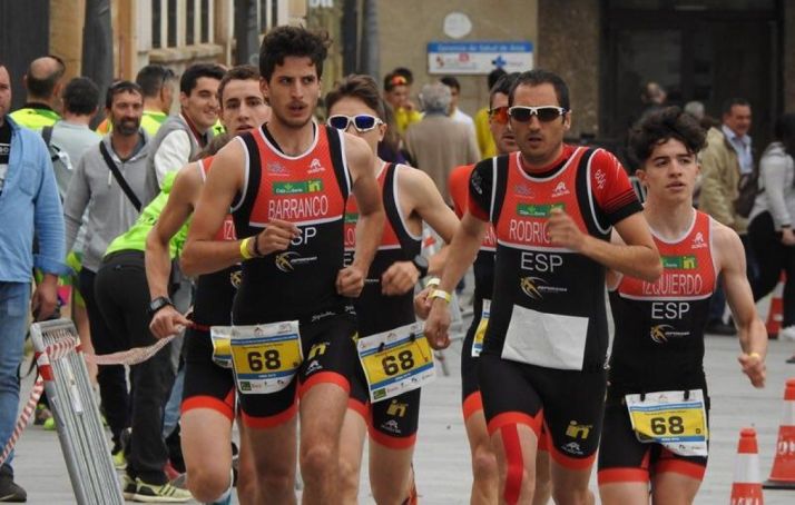 Expedición del Triatlón Soriano durante una competición. 