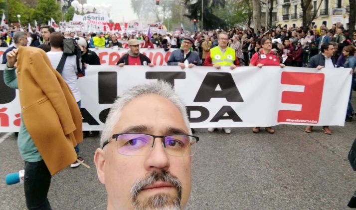 Carlos Vallejo, ante la cabeza de la manifestación. 