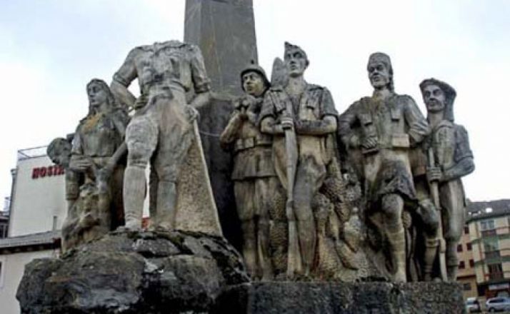 Imagen del monumento al general con la efigie descabezada.