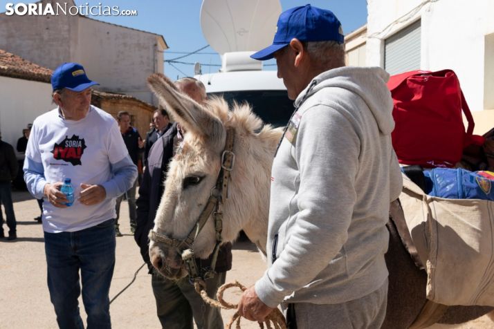 FOTOS Y VIDEO: Raimundo Martínez y Margarita ya caminan hacia el Ave 