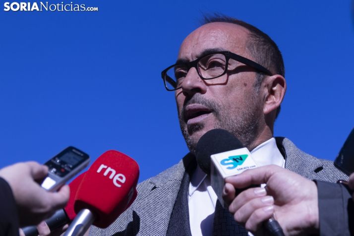 Luis Rey esta mañana en la Plaza Mayor de Soria. /Jasmín Malvesado
