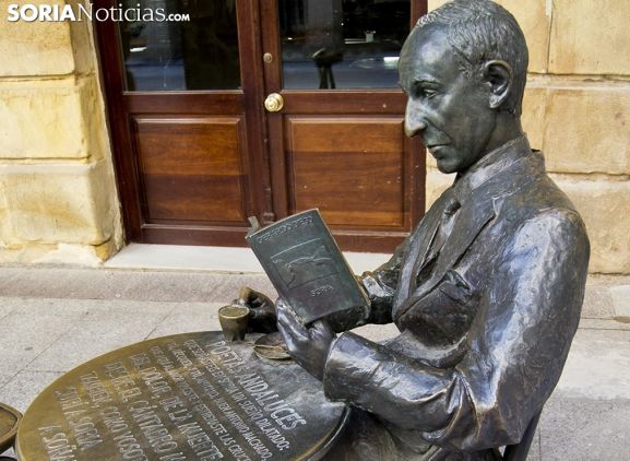 Escultura de Gerardo Diego en Soria.