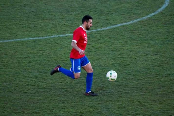 Alfonso Gonzalo, delantero del Uxama, controla un balón sobre el césped. Sporting Uxama