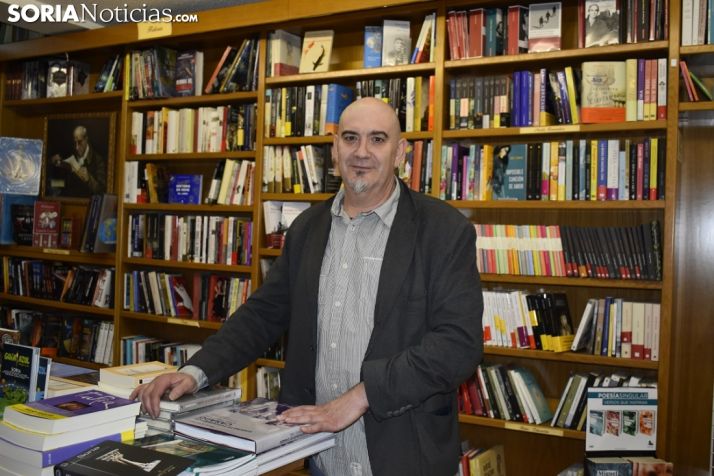 César Millán se sienta en el Rincón de Soria Noticias. 