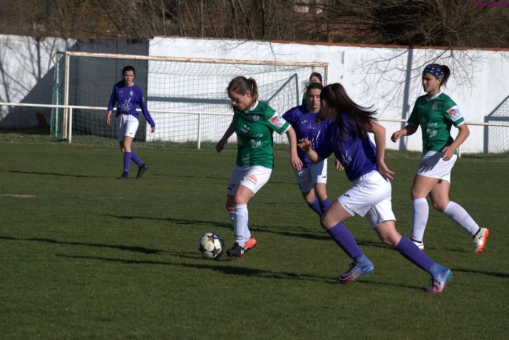 María Uriel no rifa el balón ante el Monteresma en San Juan de Garray. Izana Silvba