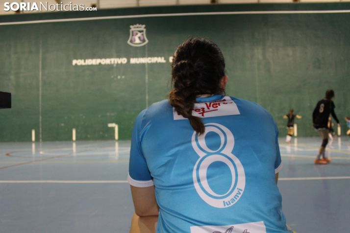 Ashley Barona espera su turno en el banquillo. SN