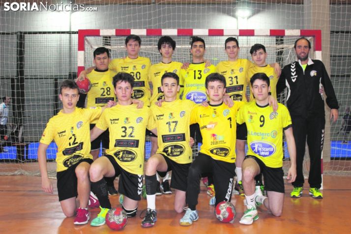 El Juvenil del BM Soria, dirigido por Mario Santorum, entrena en el Polideportivo San Andrés. SN