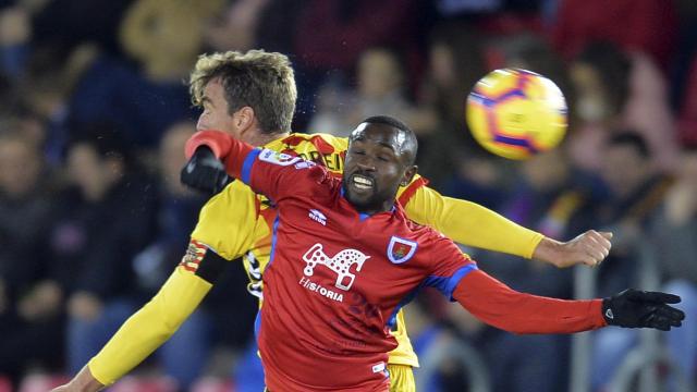 Diamanka salta a por un balón contra un jugador del Nàstic en Los Pajaritos. LaLiga 