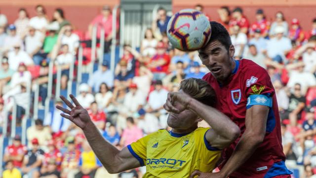 Carlos Gutiértrez disputa un balón por arriba ante el Cádiz en Los Pajaritos, LaLiga