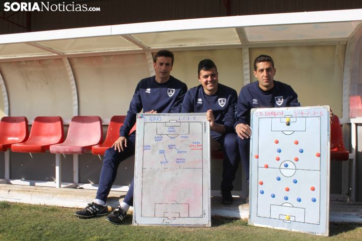 Diego Fernández, Carlos Ortega y Pablo Ayuso, sentados en el banquillo de la Ciudad del Fútbol. /SN