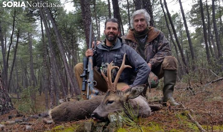 El cazador, con el magnífico corzo cobrado junto a un acompañante. /SN
