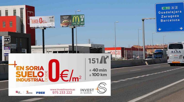 Una imagen de uno de los monopostes con su cartel anunciador. /FOES