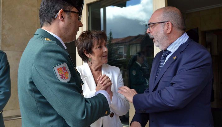Mercedes Marín, entre Velarde (izda.) y Latorre, este miércoles. /SN