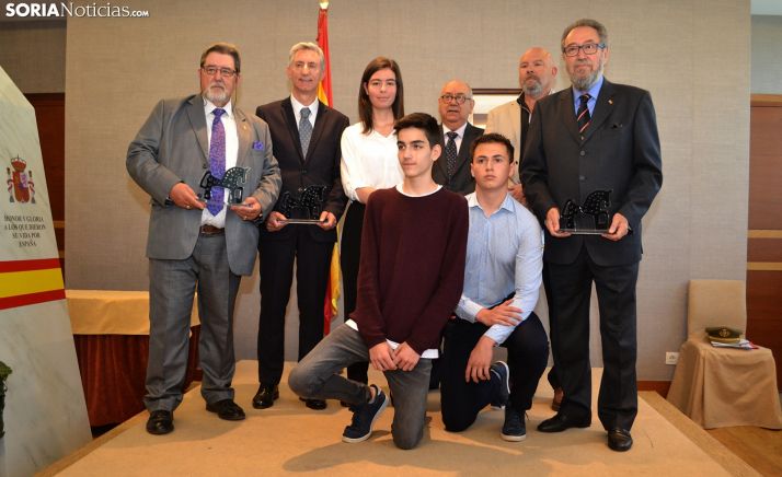 Estudiantes galardonados, jurado calificador y personal homenajeado. /SN