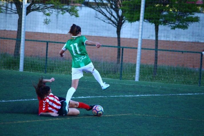 Bea Villar sufre la barrida por parte de una zaguera del San Pío X. Izana Silva