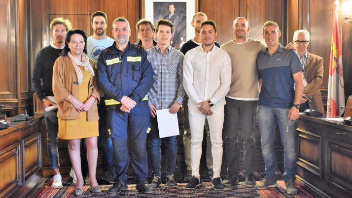 Los nuevos bomberos, con un compañero, la concejala, el alcalde y el interventor. /Ayto.