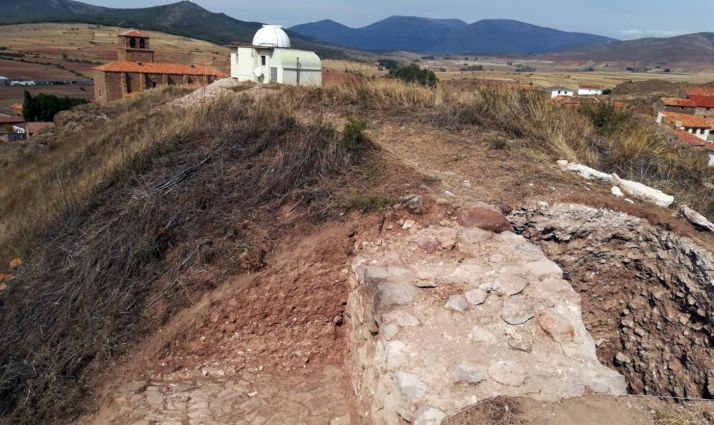 Uno de los muros del castillo, al fondo, el observatorio astronómico. 