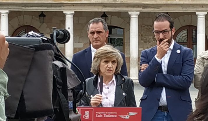 La ministra, arropada por Navas (izda.), y Hernández. 