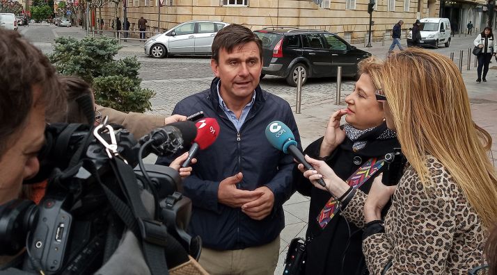 Carlos Castro, junto con De Gregorio, en rueda informativa este viernes. 