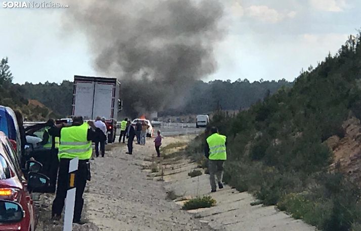 Imagen de la humareda producida por el vehículo en llamas. /SN