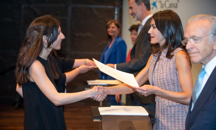 Cristina Sainz recibiendo la beca de manos de Doña Letizia. / la Caixa