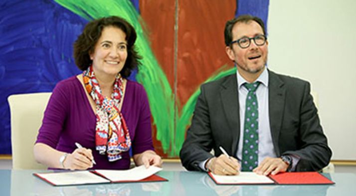 Imagen de la firma del convenio. 