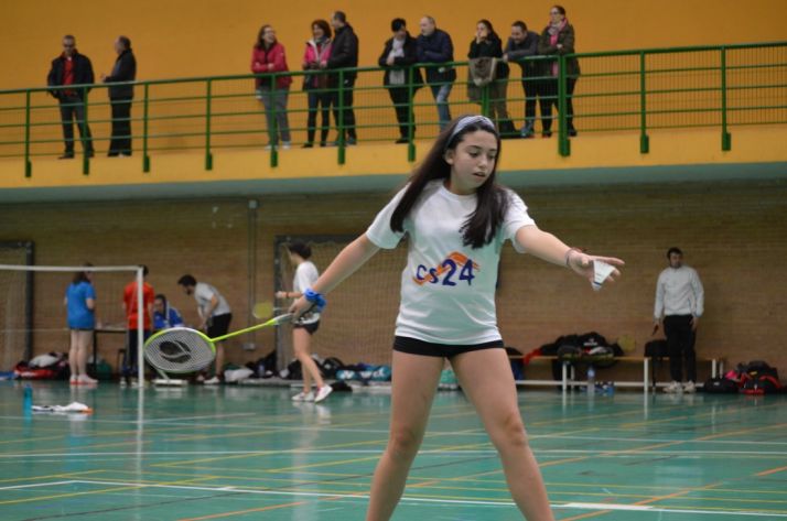 Una volantista del CS24, dispuesta a sacar en el Polideportivo Fuente del Rey.