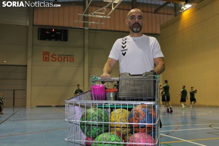 Dani Bandrés posa con un carro lleno de pelotas de balonmano. SN