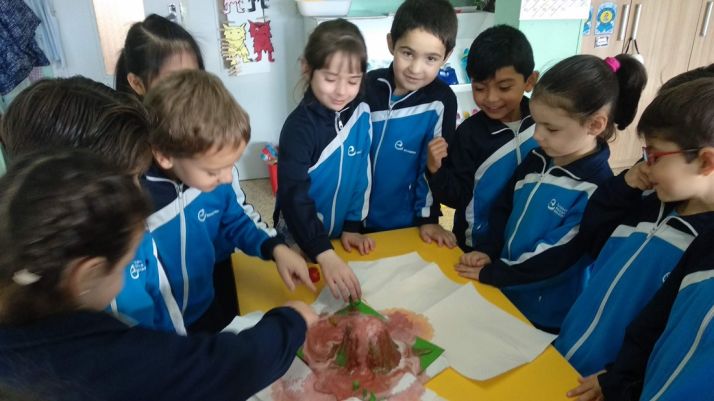 Alumnos de Escolapias en un experimento dentro del aula. /CSTJ
