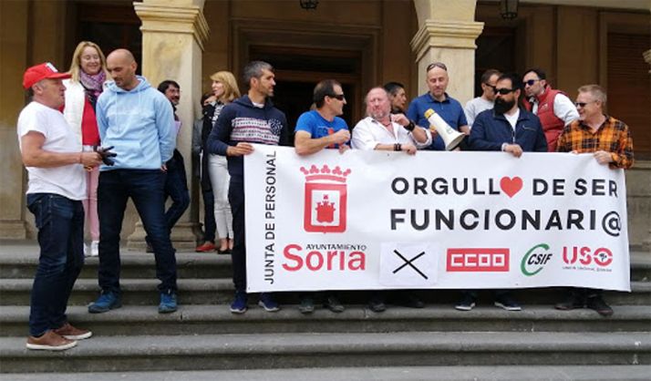 Funcionarios, concentrados en el ayuntamiento. /USO