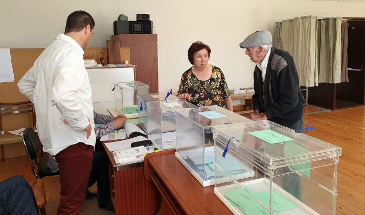 El centenario Gabriel de Diego Lázaro, a sus 103 años, en el colegio electoral de Renieblas. /FL