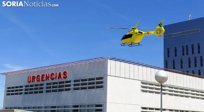 El helicóptero del Sacyl pasado el mediodía en el traslado del herido. /SN