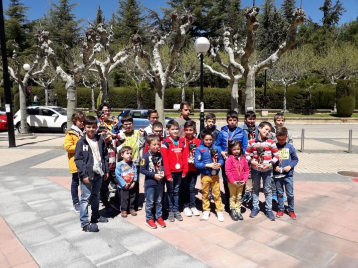 Foto de todos los premiados en el Torneo Infantil de Ajedrez.
