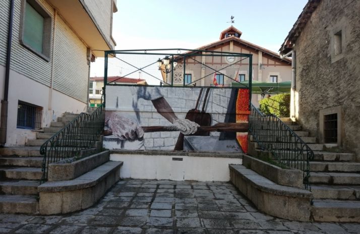 Navaleno estrena mural de la artista Julita Romera para inaugurar el festival Entre Pinares