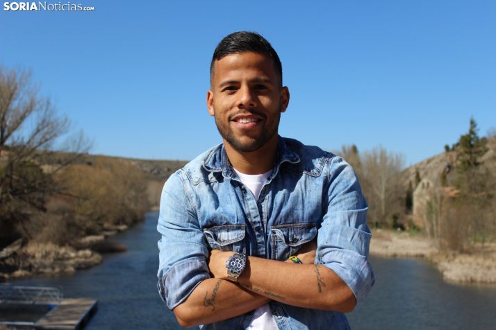 Gus Ledes, frente a uno de los lados del Puente de Piedra en Soria. SN