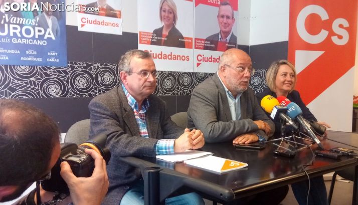 Igea, en el centro, arropado por Jesús de Lózar candidato a la alcaldía de Soria y Belén Redondo, primera de Cs en la lista a las Cortes.