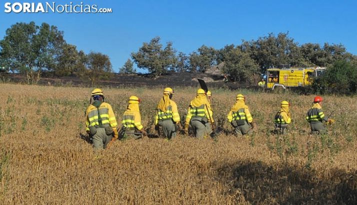 Operarios del servicio anti-incendios en un siniestro en Golmayo. /SN