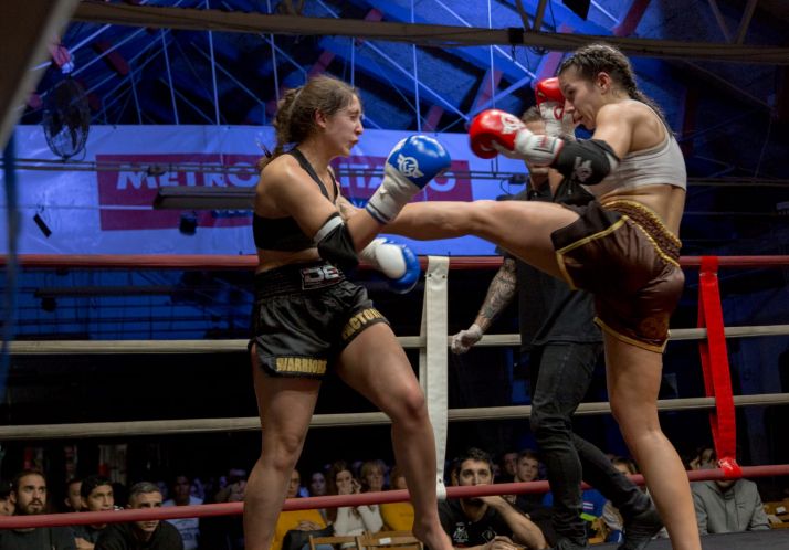 Laura de Blas lanza una patada en un combate de muay thai. Juan Carlos Luis y Laura Feresín
